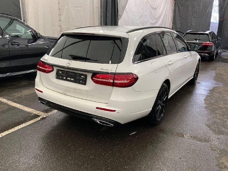 Gebraucht Mercedes E300 Avantgarde 265 PS (194 kW) 2022 Weiß Limousine