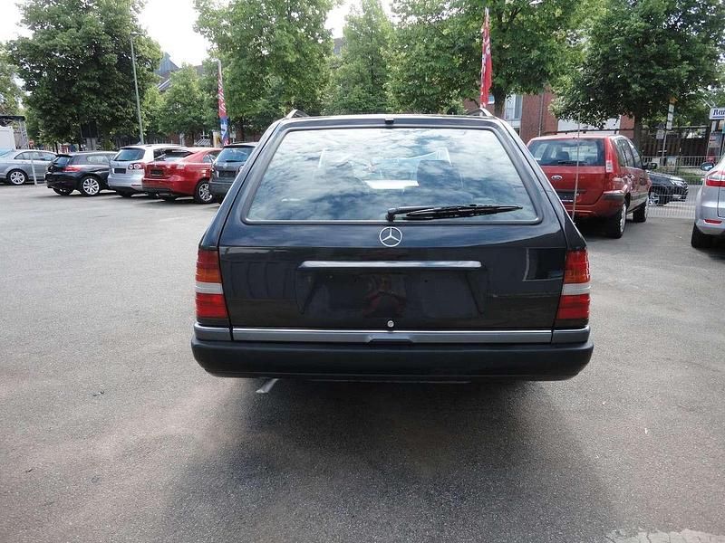 Gebraucht Mercedes E230 136 PS (100 kW) 1992 Schwarz Kombi