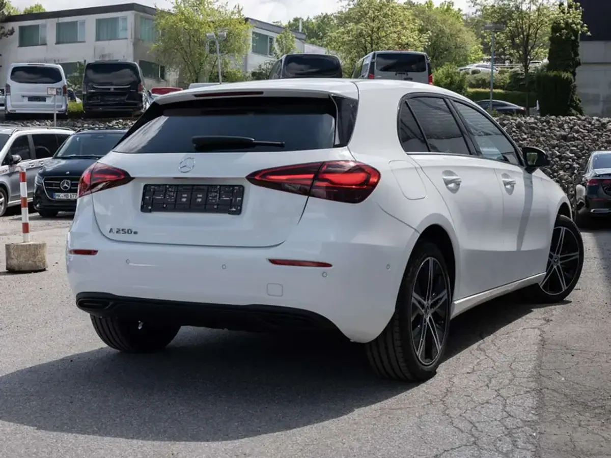 Gebraucht Mercedes A250 Progressive 163 PS (119 kW) 2025 Weiss polarweiß Limousine