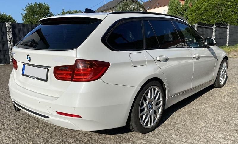 Gebraucht BMW 330 Sport Line 258 PS (189 kW) 2012 Weiß Kombi