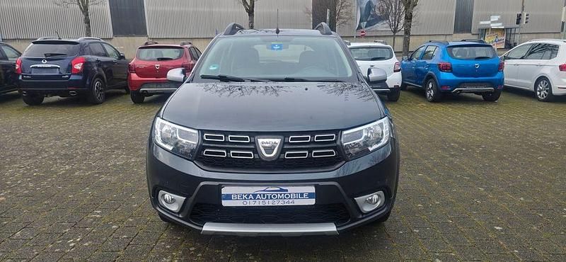 Grau Gebraucht 2020 Dacia Sandero Anniversary Limousine | 7.800 € - Bild 1/4