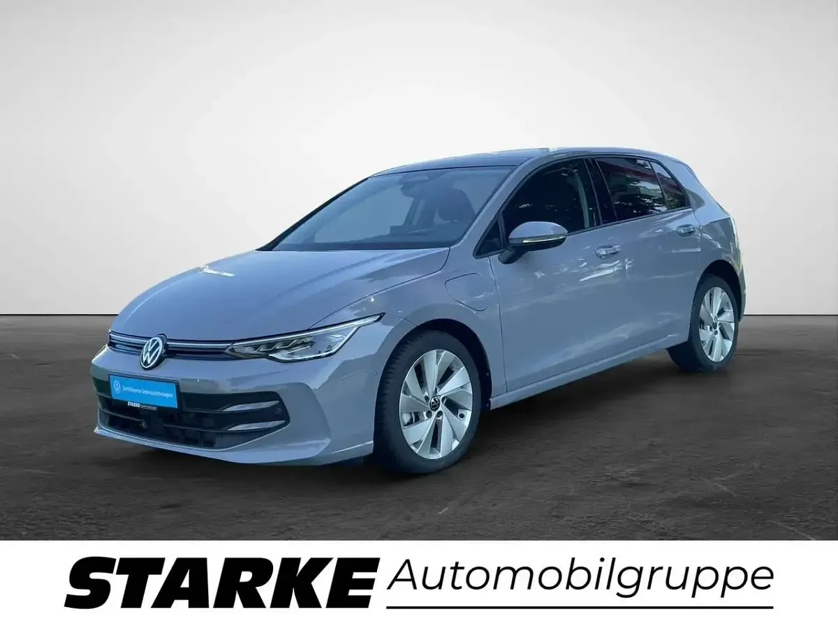 Gebraucht VW Golf VIII Life 150 PS (110 kW) 2025 Mondsteingrau Limousine