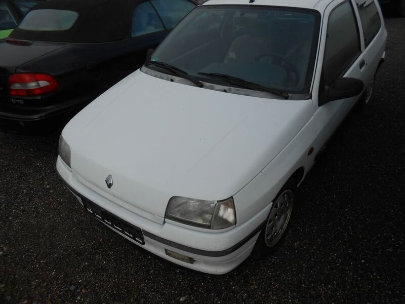Weiß Gebraucht 1994 Renault Clio Limousine | 777 € - Bild 1/4