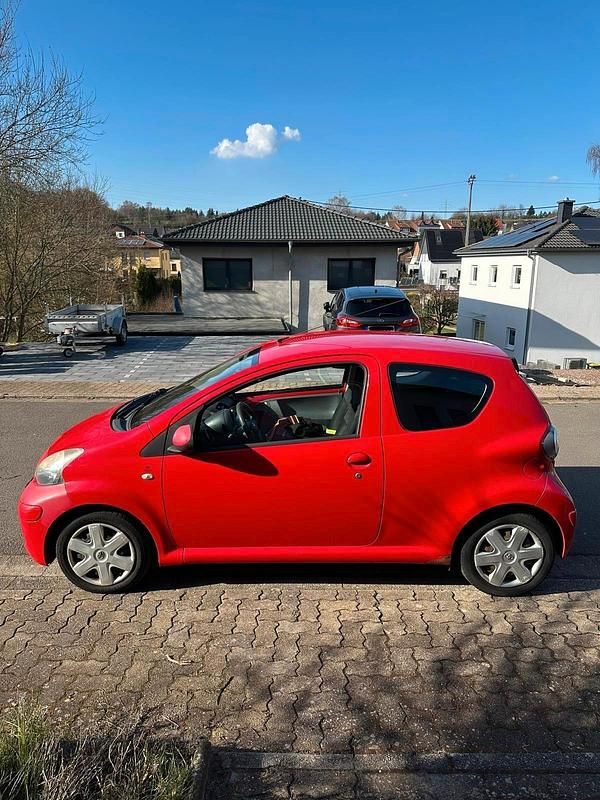 Gebraucht Toyota Aygo 68 PS (50 kW) 2010 Rot Kleinwagen