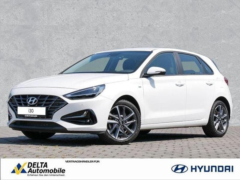 Gebraucht Hyundai i30 Trend 120 PS (88 kW) 2022 Serenity white / mic Limousine