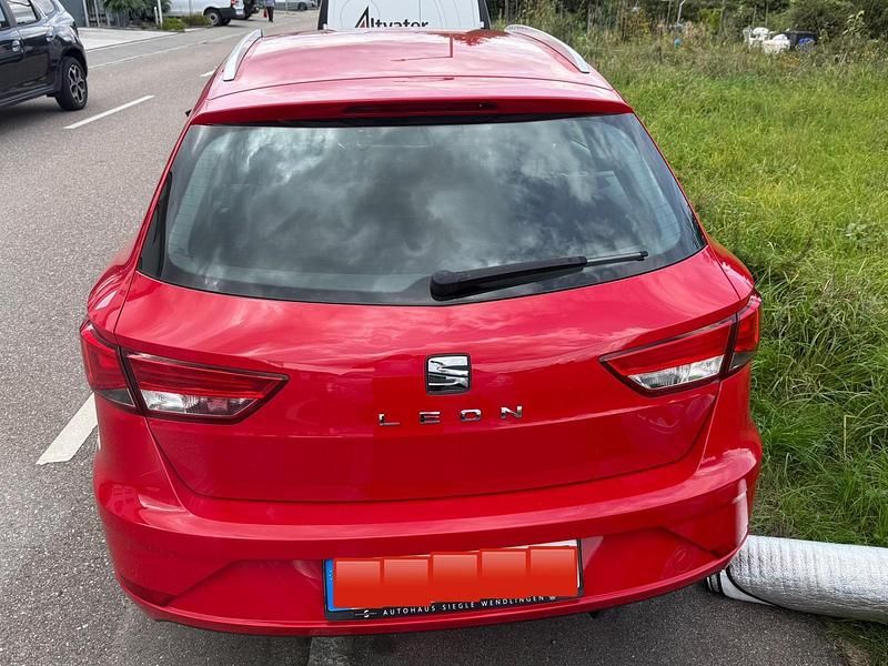 Rot Gebraucht 2020 Seat Leon Limousine | 12.500 € - Bild 1/4