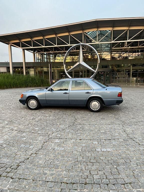 Blau Gebraucht 1989 Mercedes 260 Limousine | 8.000 € - Bild 1/4