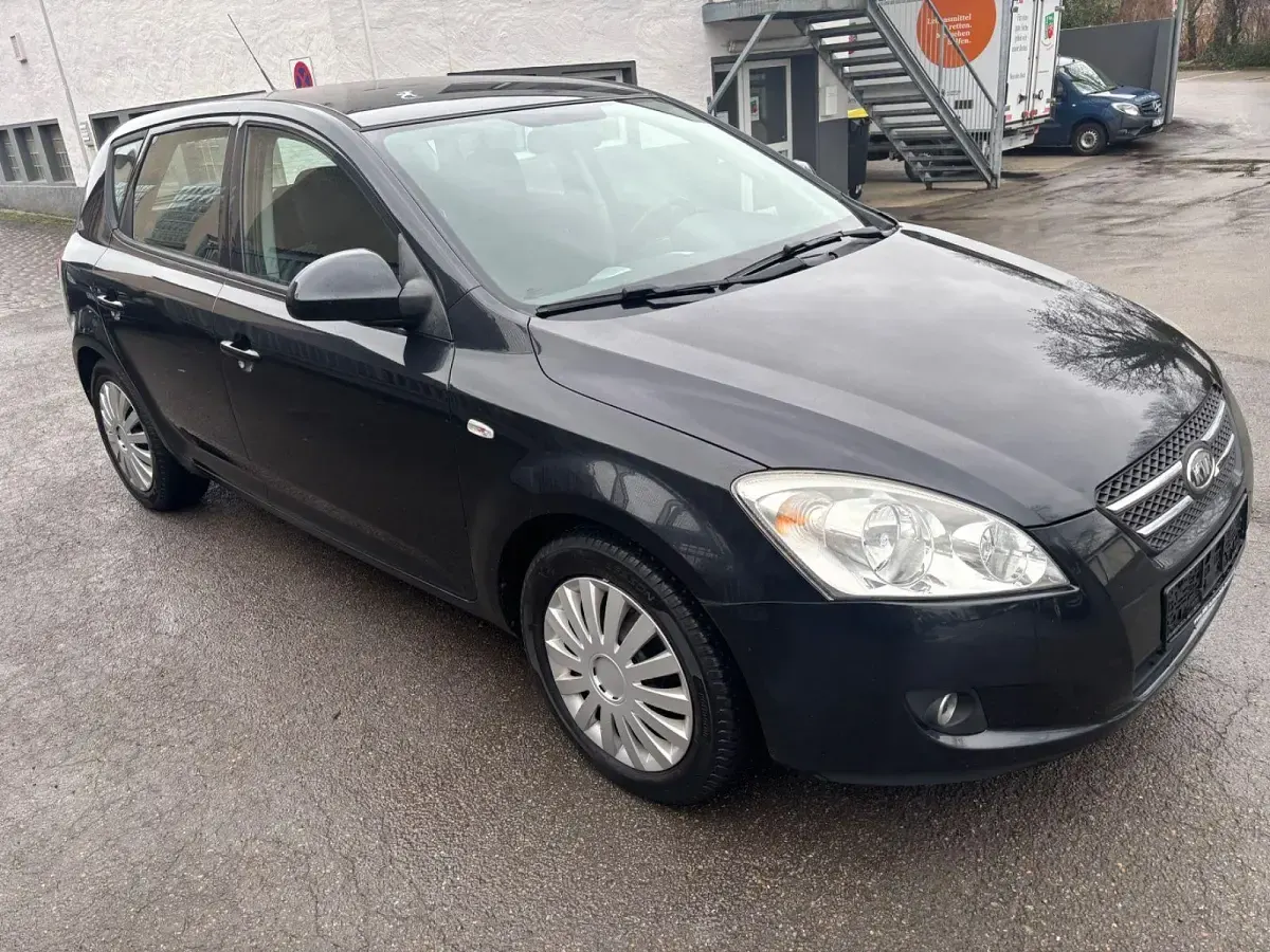 Używany Kia Ceed EX 109 KM (80 kW) 2007 Czarny Hatchback