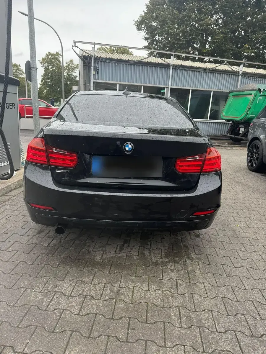 Gebraucht BMW 320 187 PS (137 kW) 2012 Schwarz Limousine