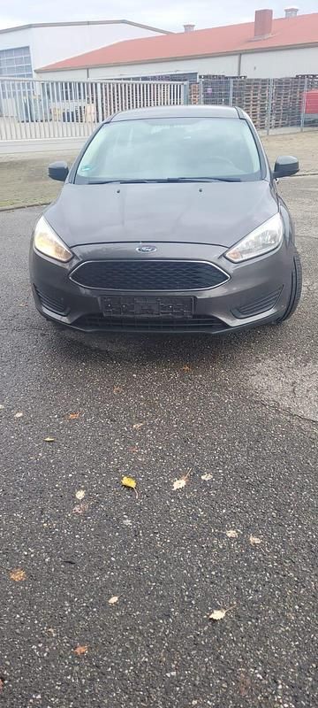 Grau Gebraucht 2016 Ford Focus Kombi | 3.650 € - Bild 1/4