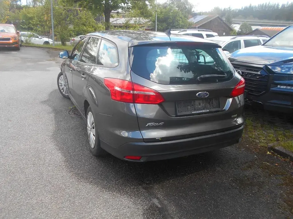 Gebraucht Ford Focus Trend 101 PS (74 kW) 2017 Grau Limousine