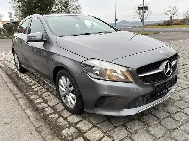 Gebraucht Mercedes A180 Style 145 PS (106 kW) 2016 Grau Limousine