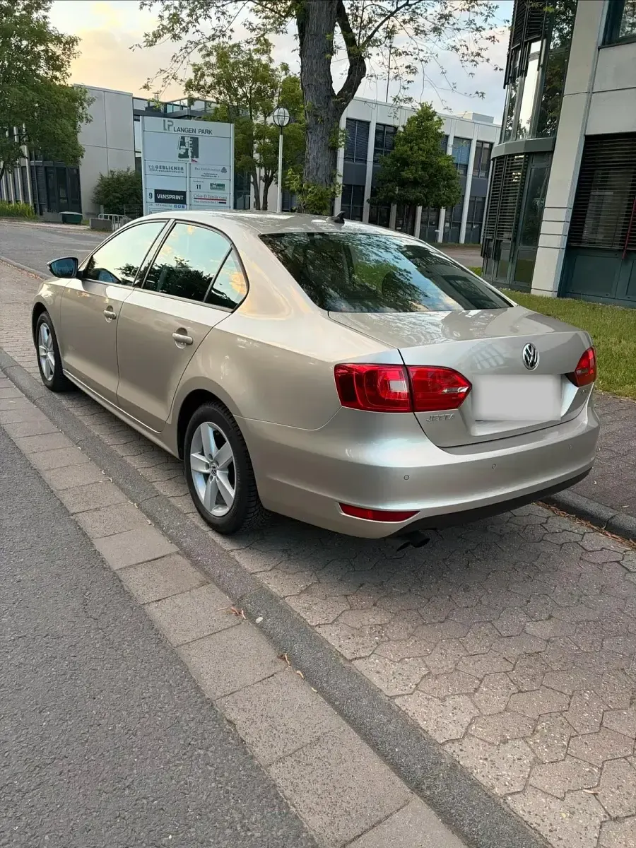 Gebraucht VW Jetta 122 PS (89 kW) 2013 Gold Limousine
