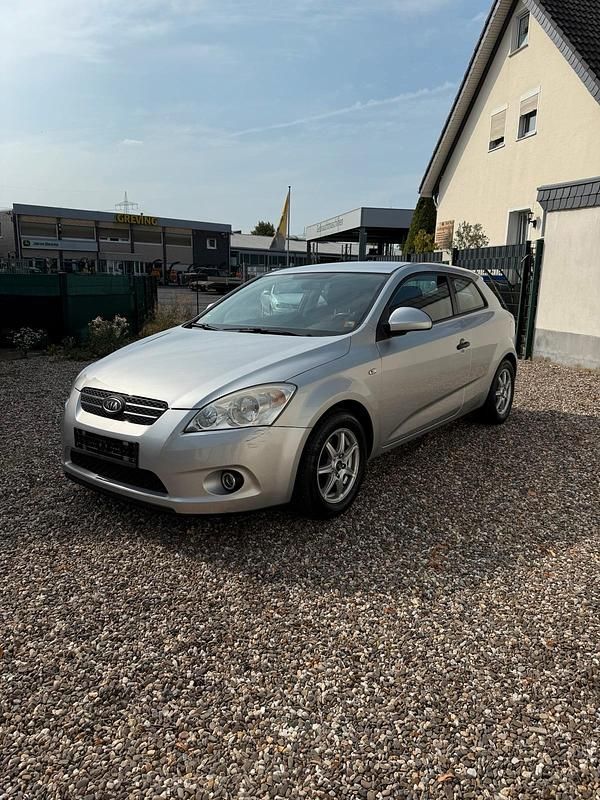 Silber Gebraucht 2009 Kia Ceed Kleinwagen | 2.650 € (Fairer Preis) - Bild 1/4