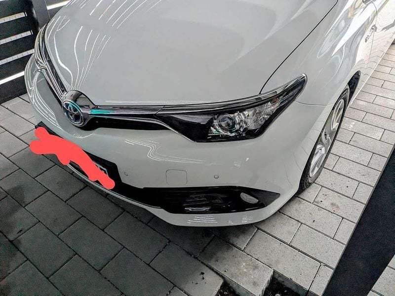 Weiß Gebraucht 2017 Toyota Auris Hybrid Edition-S Kleinwagen | 13.500 € (Guter Preis) - Bild 1/4