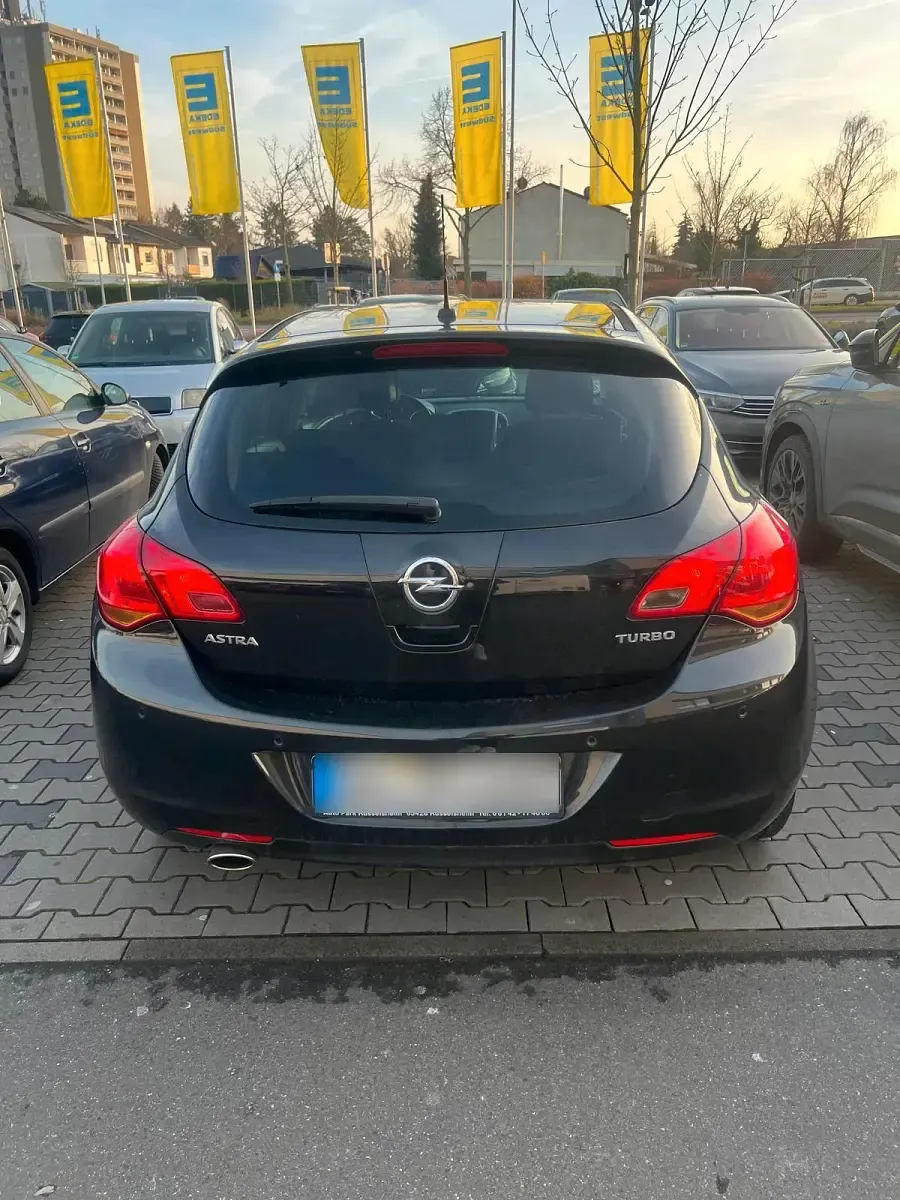 Gebraucht Opel Astra 140 PS (102 kW) 2012 Schwarz Kleinwagen