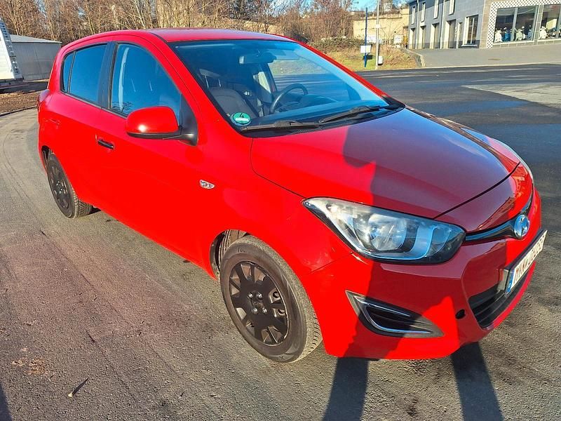 Gebraucht Hyundai i20 86 PS (63 kW) 2012 Rot Kleinwagen