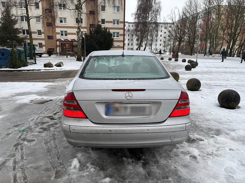 Gebraucht Mercedes E220 150 PS (110 kW) 2002 Andere farben Limousine