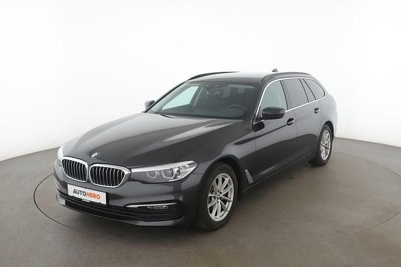 Grau Gebraucht 2019 BMW 520 Performance Kombi | 24.420 € (Guter Preis) - Bild 1/3
