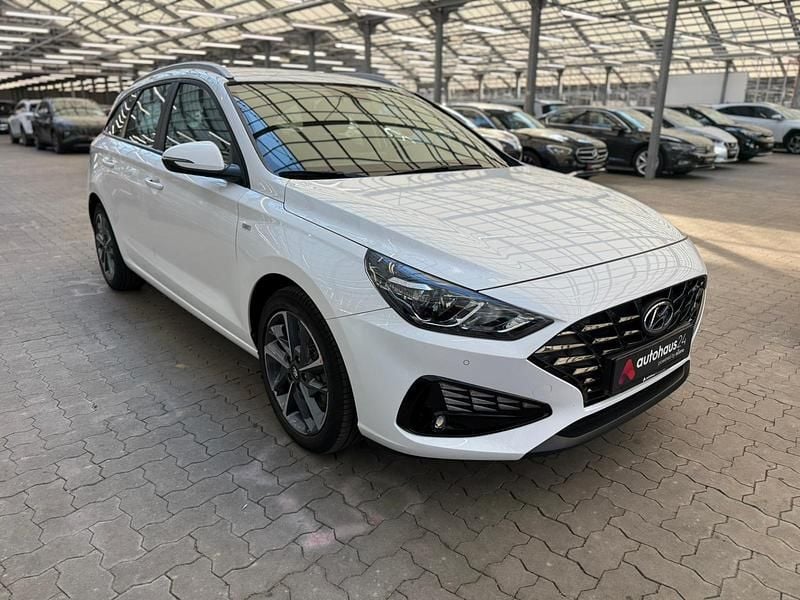Weiß Gebraucht 2023 Hyundai i30 Trend Kombi | 17.790 € (Superpreis) - Bild 1/4