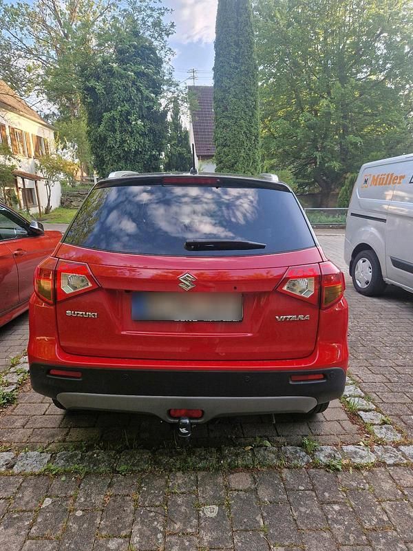 Gebraucht Suzuki Vitara 120 PS (88 kW) 2015 Rot SUV