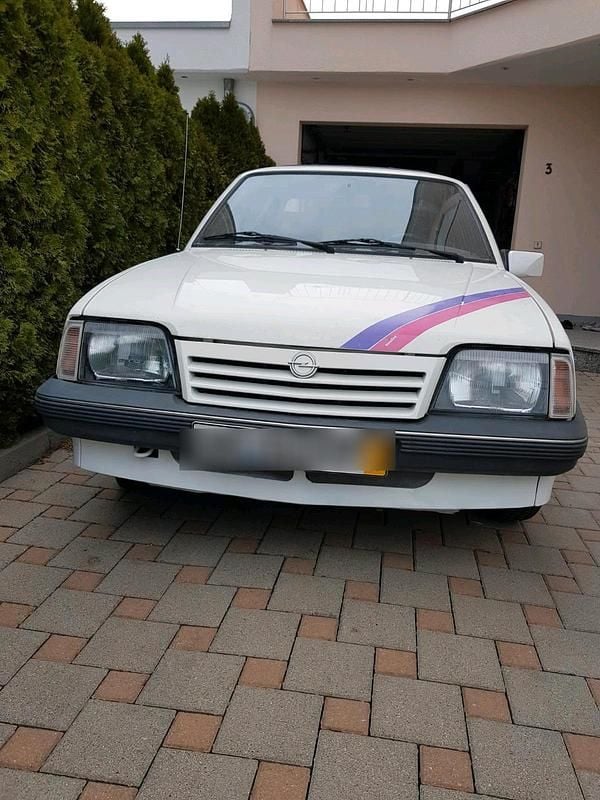 Weiß Gebraucht 1987 Opel Ascona Limousine | 2.250 € - Bild 1/4