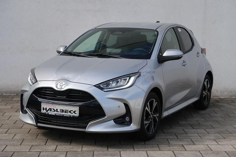 Grau Neu 2025 Toyota Yaris Hybrid Limousine | 25.839 € (Fairer Preis) - Bild 1/4