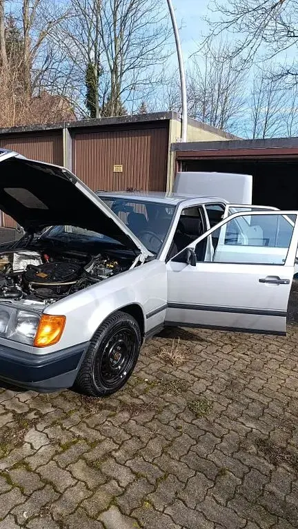 Gebraucht Mercedes E260 160 PS (117 kW) 1989 Silber Limousine