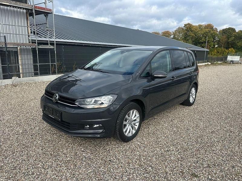 Grau Gebraucht 2024 VW Touran Comfortline Van / Kleinbus | 23.999 € (Guter Preis) - Bild 1/4