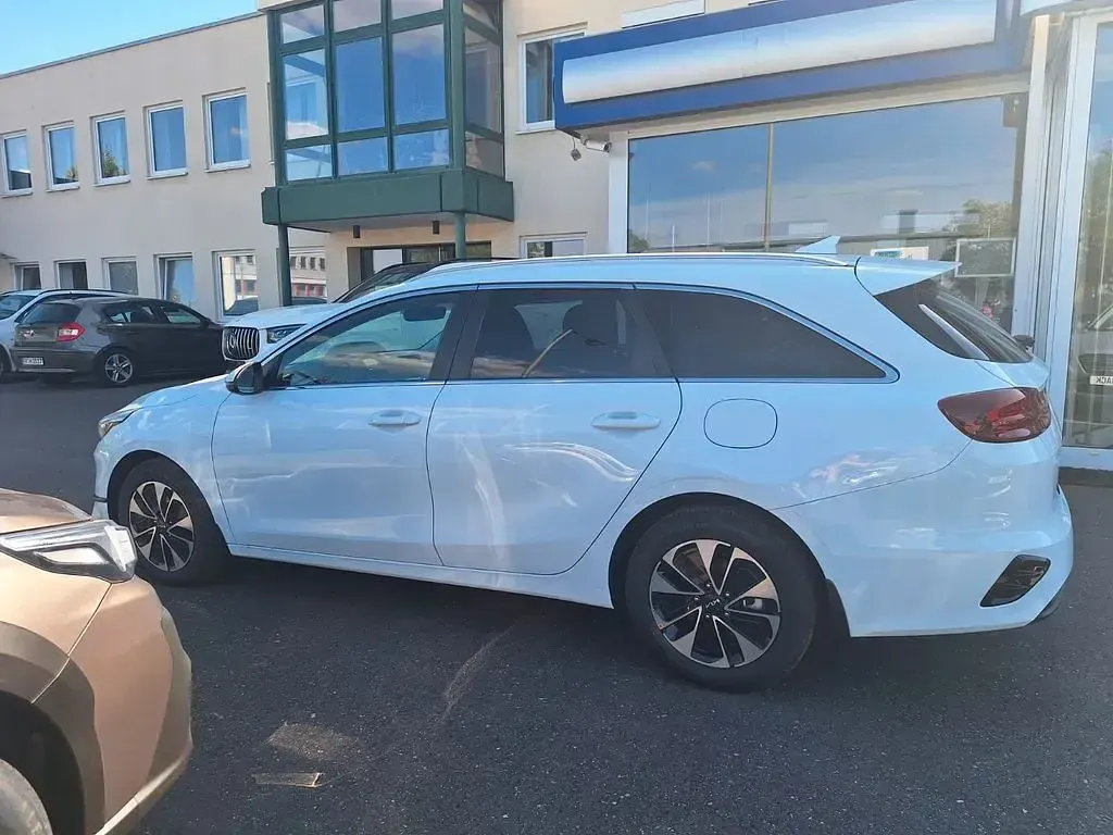 Neu Kia Ceed Gold 140 PS (102 kW) 2025 Weiß Kleinwagen