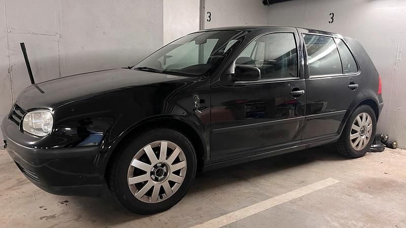 Schwarz Gebraucht 2002 VW Golf IV Kleinwagen | 500 € (Superpreis) - Bild 1/4