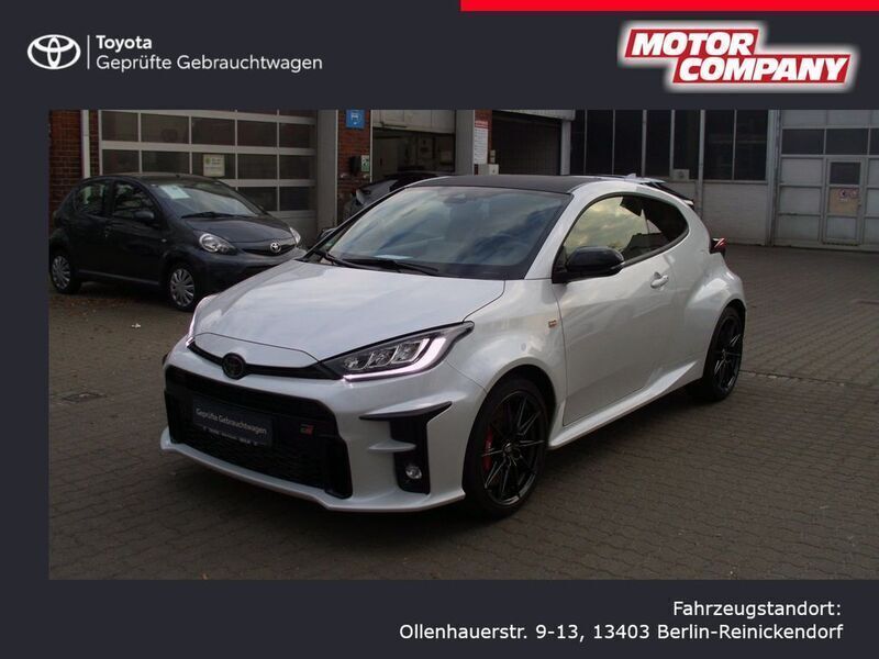 Platinumweiss perleffekt Gebraucht 2021 Toyota Yaris Basis Kleinwagen | 33.490 € (Fairer Preis) - Bild 1/4