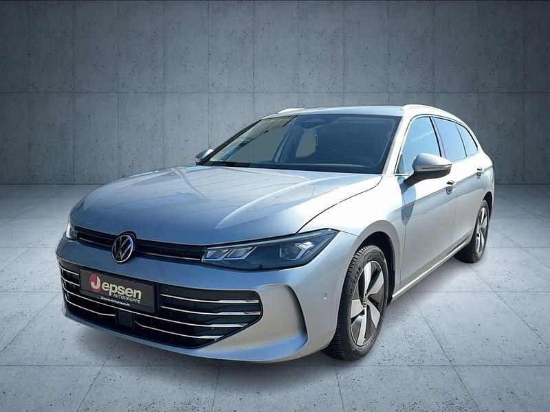 Gebraucht VW Passat IQ Drive 150 PS (110 kW) 2025 Oyster silver metallic Kombi