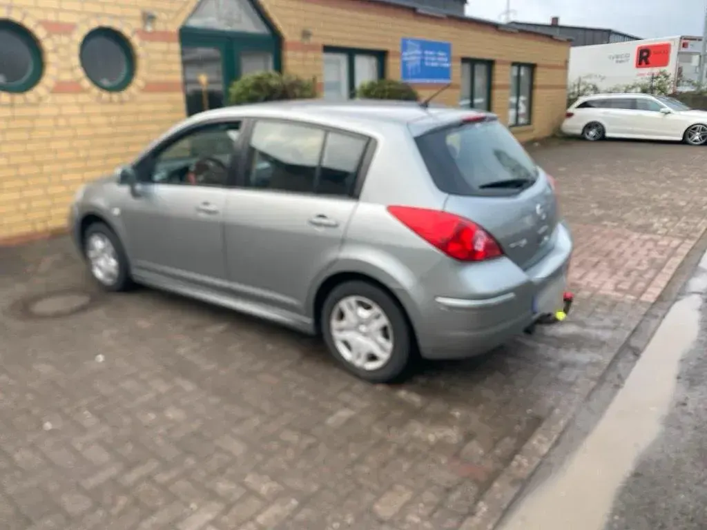 Gebraucht Nissan Tiida 110 PS (80 kW) 2011 Grau Kleinwagen