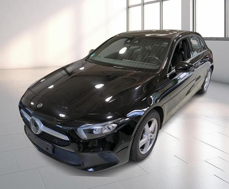 Nachtschwarz unilack Gebraucht 2019 Mercedes A180 Limousine | 18.280 € (Guter Preis) - Bild 1/4