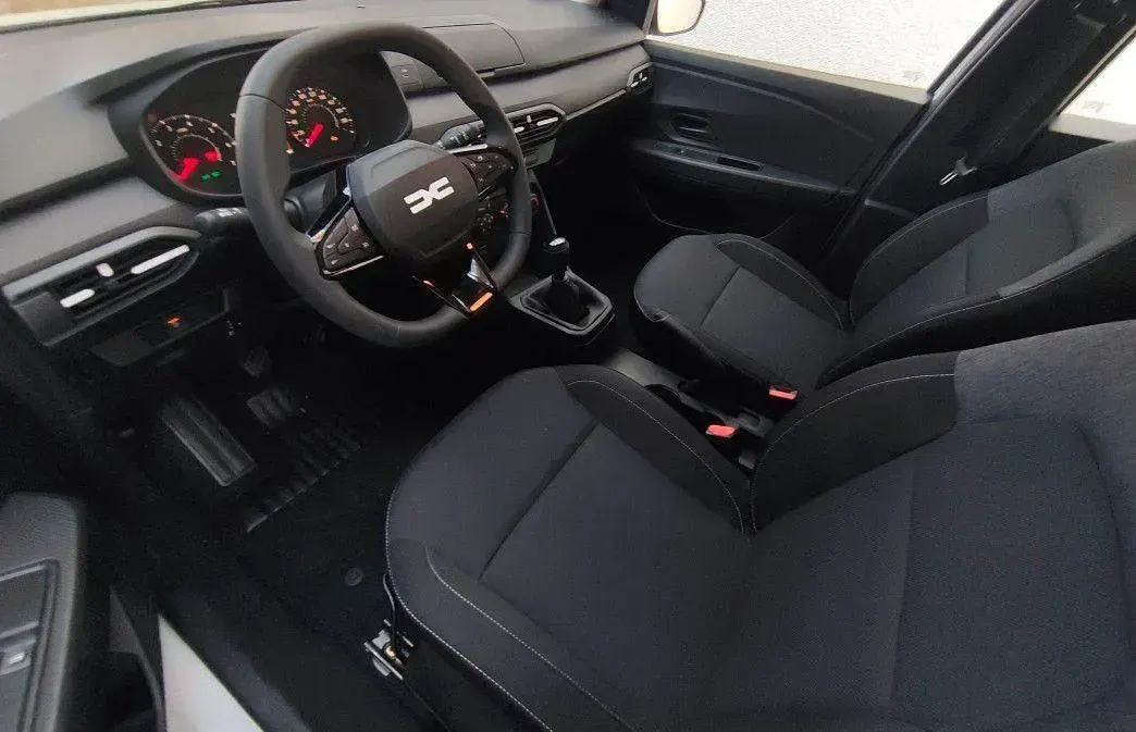 Neu Dacia Sandero Essentiel 67 PS (49 kW) 2026 Weiß Limousine