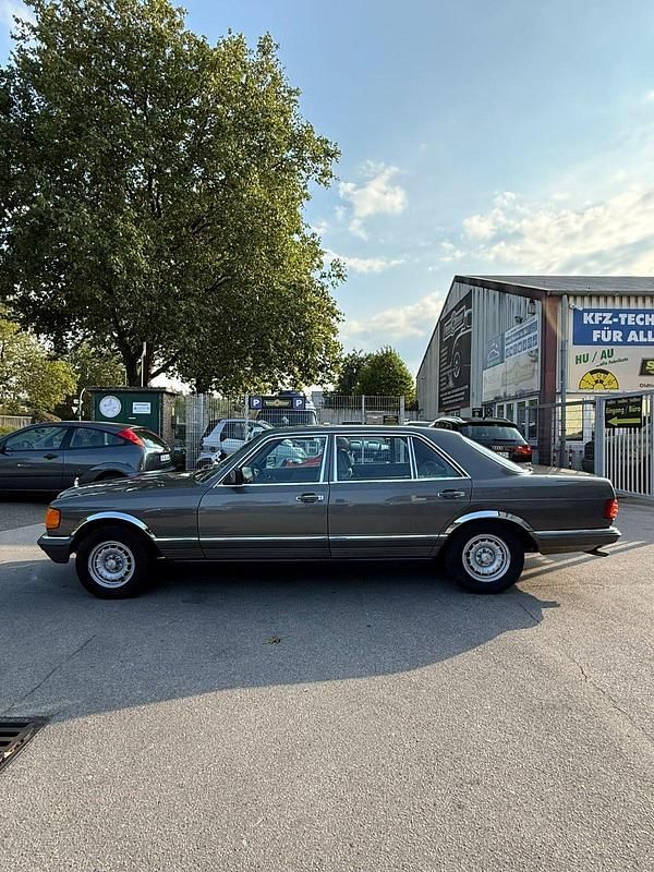 Gebraucht Mercedes 380 204 PS (150 kW) 1985 Grau Limousine