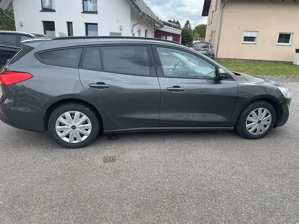 Gebraucht Ford Focus Trend 101 PS (74 kW) 2019 Grau Limousine