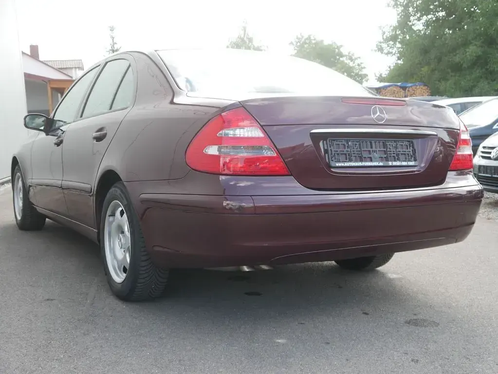Gebraucht Mercedes E220 Classic 150 PS (110 kW) 2006 Carneolrot Limousine