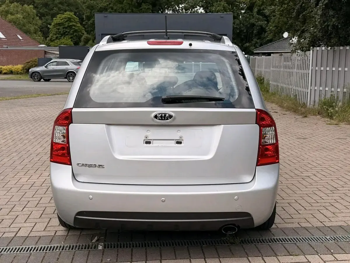 Gebraucht Kia Carens 144 PS (105 kW) 2007 Silber Van / Kleinbus