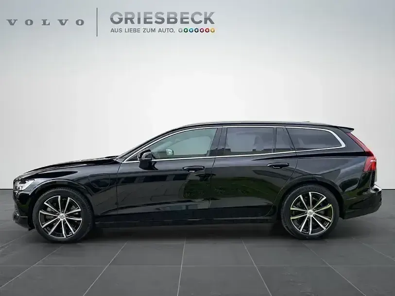 Używany Volvo V60 Core 455 KM (334 kW) 2023 Czarny Kombi