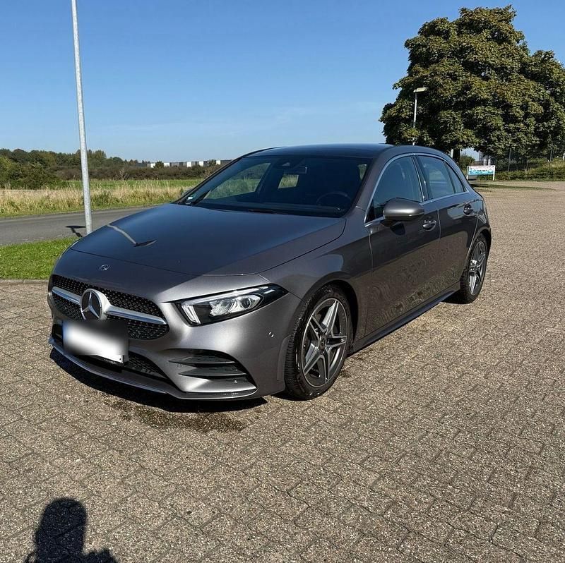 Grau Gebraucht 2018 Mercedes A200 AMG line Limousine | 18.950 € (Fairer Preis) - Bild 1/4
