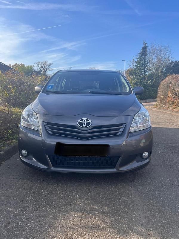 Braun Gebraucht 2011 Toyota Verso Van / Kleinbus | 5.500 € (Fairer Preis) - Bild 1/4