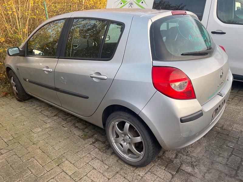 Gebraucht Renault Clio III 75 PS (55 kW) 2007 Silber Kleinwagen