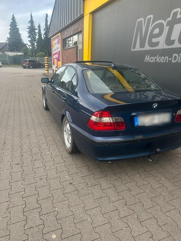 Blau Gebraucht 2003 BMW 318 Kombi | 950 € (Guter Preis) - Bild 1/4