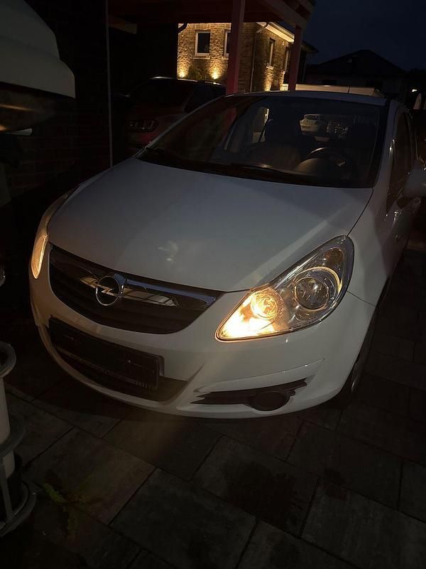 Weiß Gebraucht 2009 Opel Corsa Edition Kleinwagen | 3.750 € (Fairer Preis) - Bild 1/4