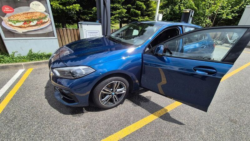 Blau Gebraucht 2023 BMW 118 Sport Line Kleinwagen | 25.800 € (Fairer Preis) - Bild 1/4