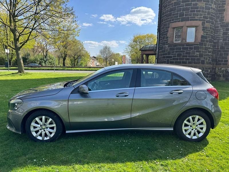 Gebraucht Mercedes A180 Style 122 PS (89 kW) 2015 Grau Limousine