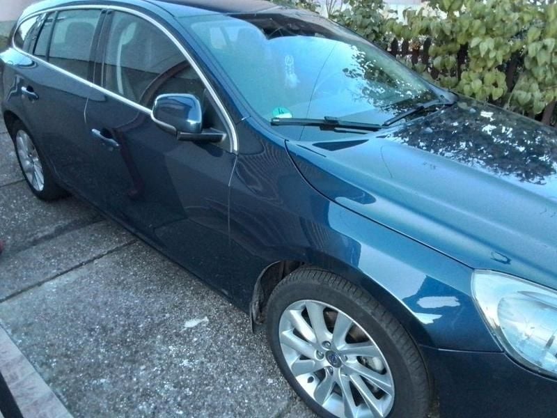 Blau Gebraucht 2011 Volvo V60 Momentum Kombi | 7.900 € (Fairer Preis) - Bild 1/3