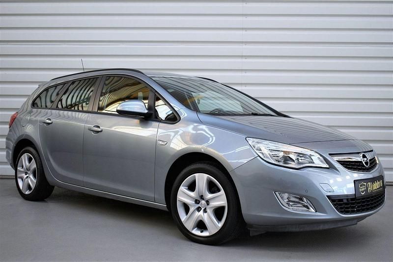 Gebraucht Opel Astra Design Edition 140 PS (102 kW) 2011 Silber Limousine